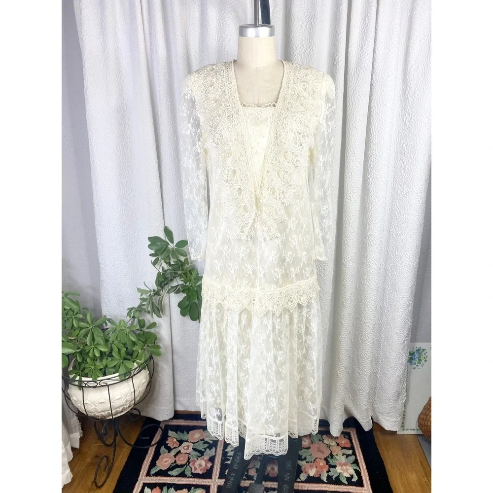 Vintage 1980s White Lace Drop Waist Wedding Dress, Size Medium - Picture 3 of 11